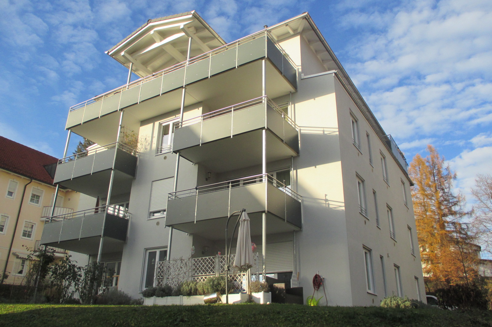 2 Mehrfamilienhäuser mit insg. 14 Wohneinheiten und Tiefgarage - Balkone mit Trespaplatten