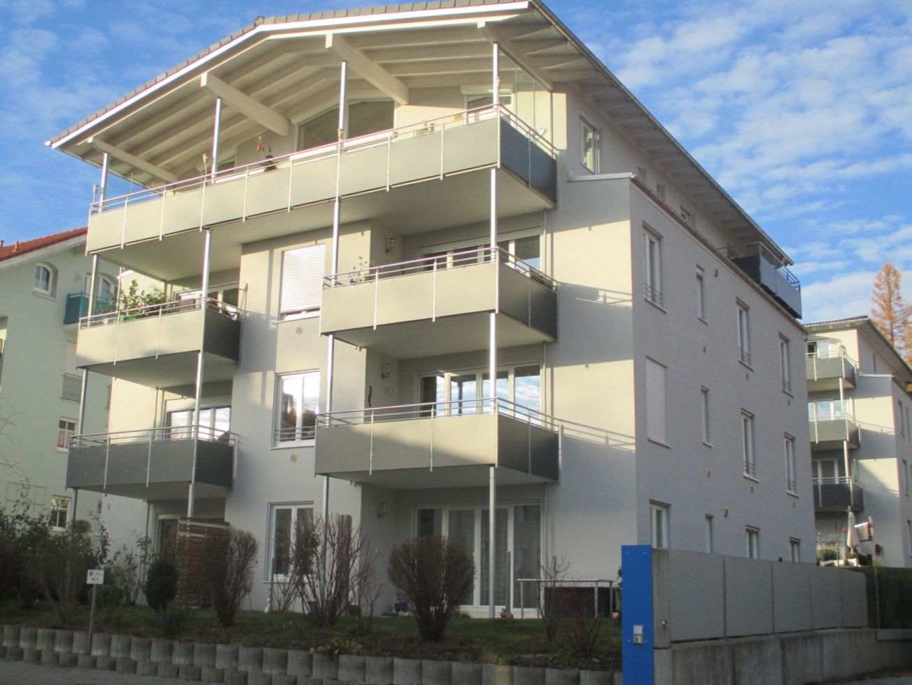 2 Mehrfamilienhäuser mit insg. 14 Wohneinheiten und Tiefgarage - Balkone mit Trespaplatten