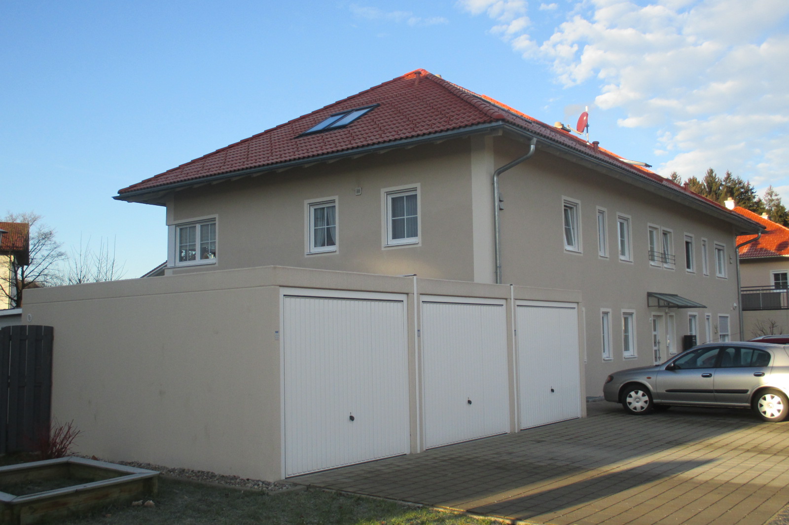 MFH mit 6 Wohneinheiten und Garagen