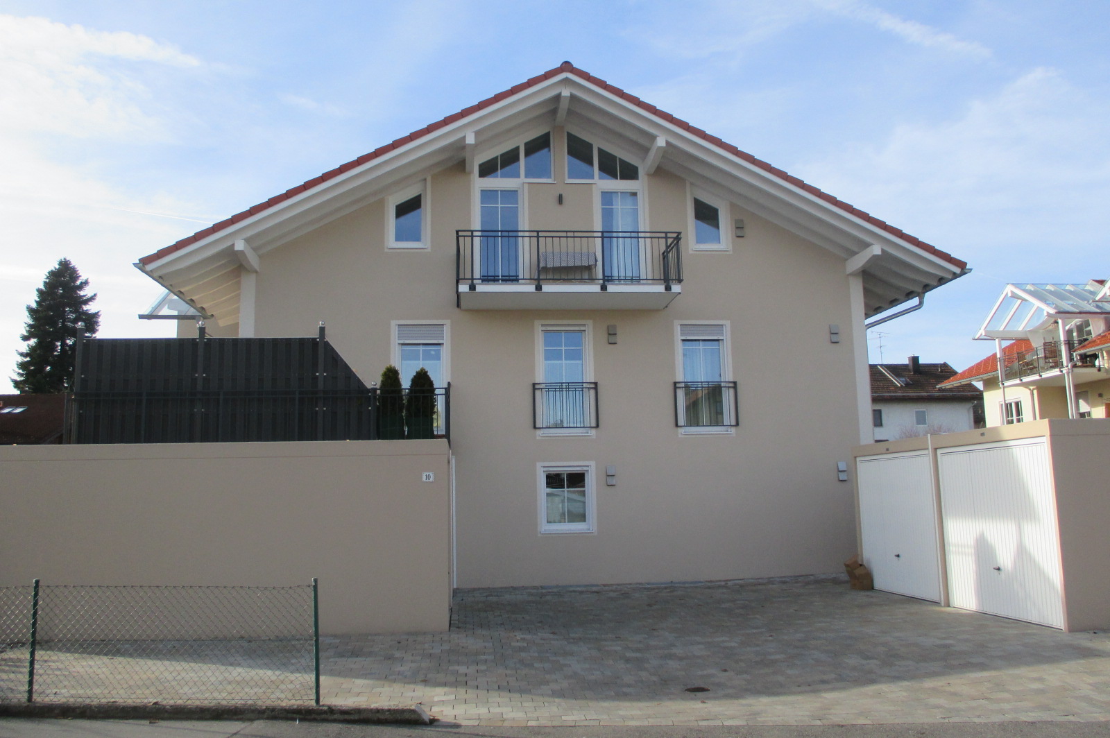 MFH mit 6 Wohneinheiten und Garagen