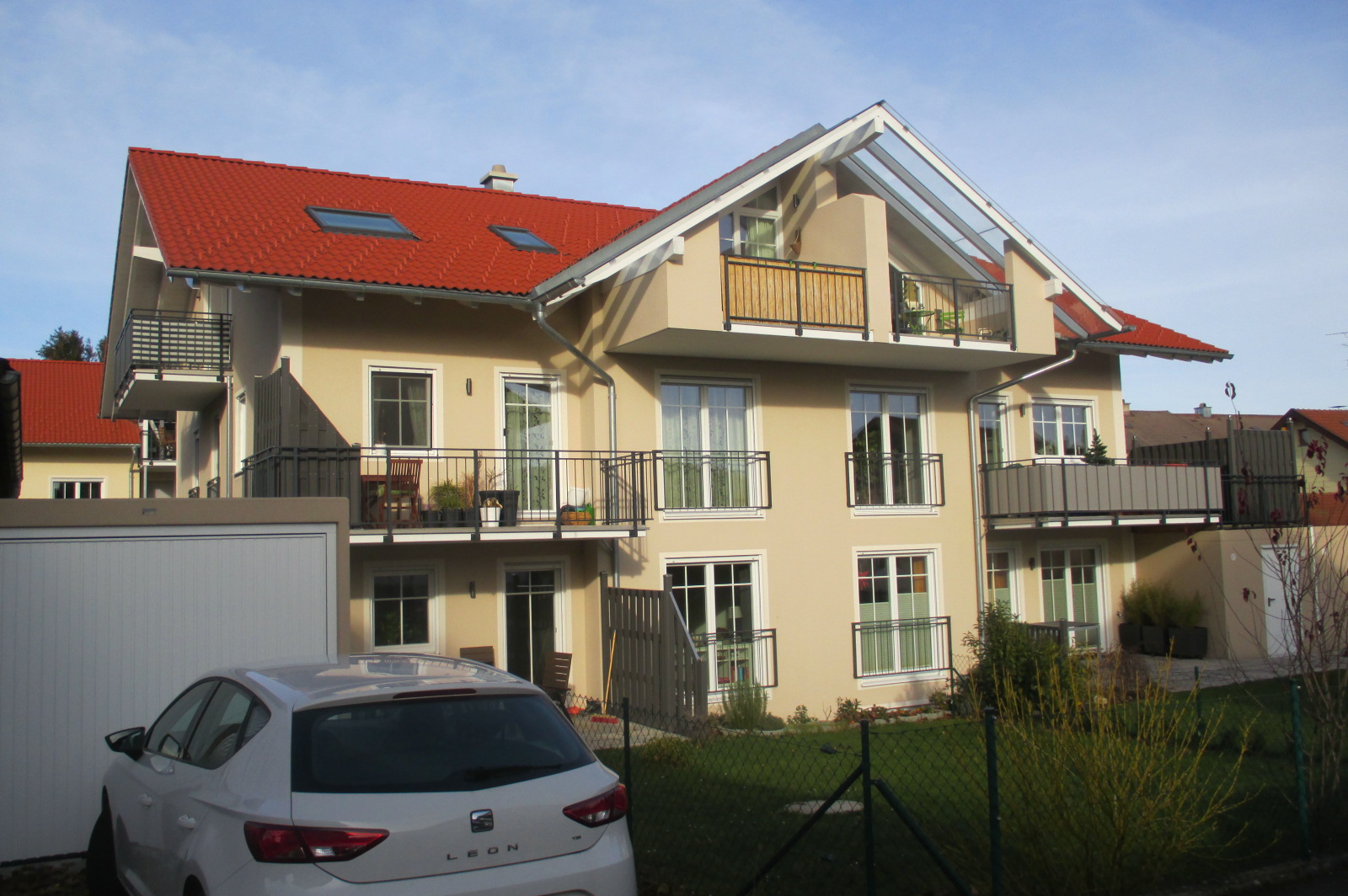 MFH mit 6 Wohneinheiten und Garagen - Balkone