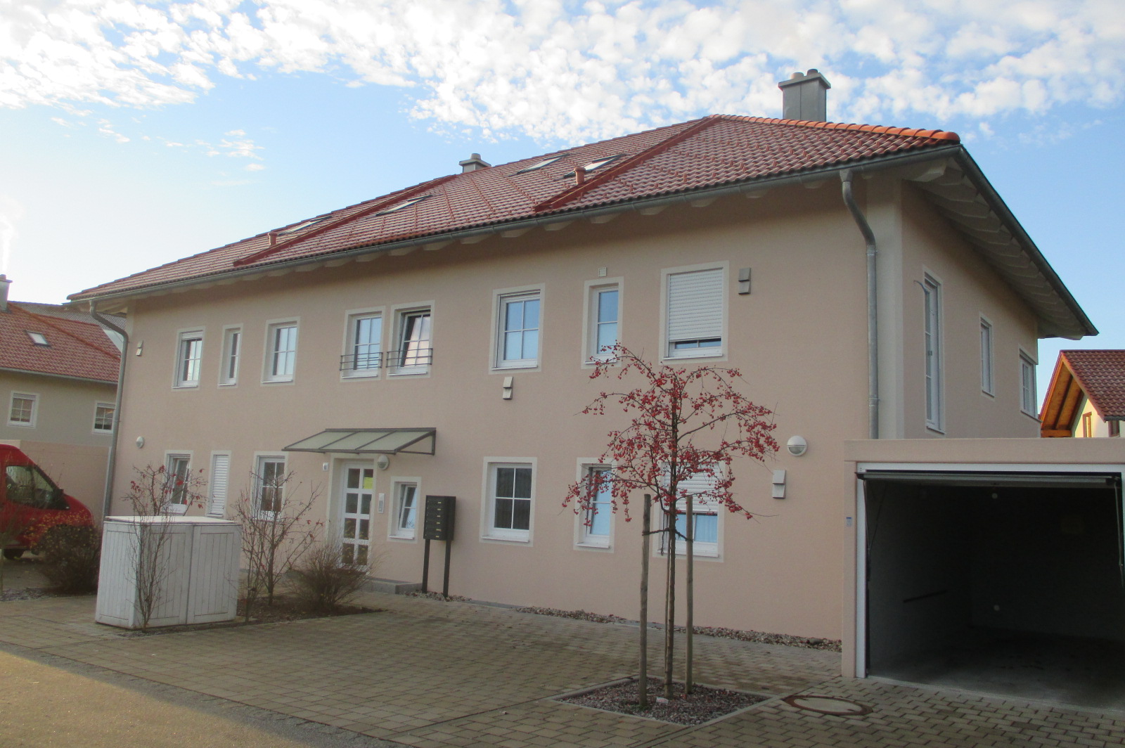 MFH mit 6 Wohneinheiten und Garagen