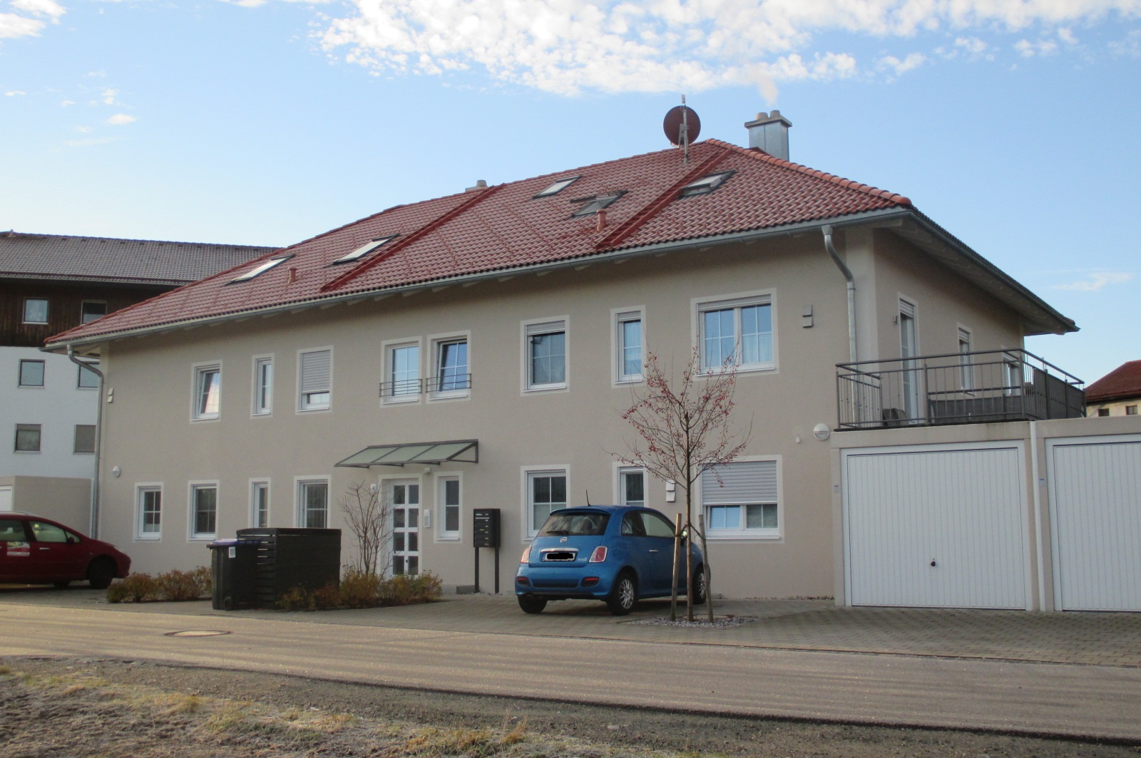 MFH mit 6 Wohneinheiten und Garagen