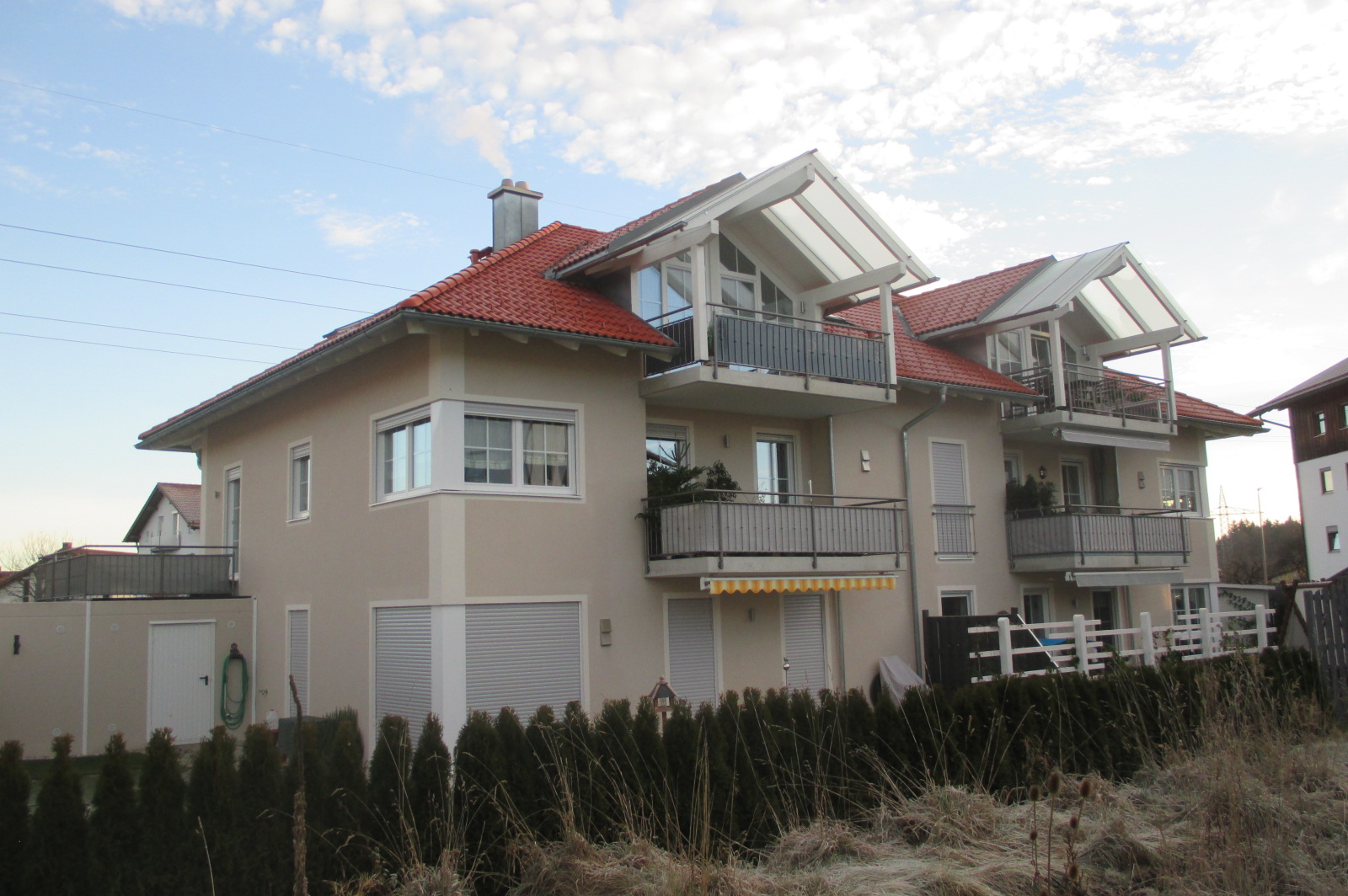 MFH mit 6 Wohneinheiten und Garagen - Balkone