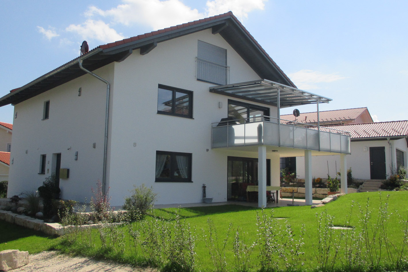 Balkon mit Überdachung - Zweifamilienhaus