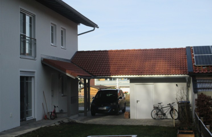 Zweifamilienhaus mit Garage und Carport