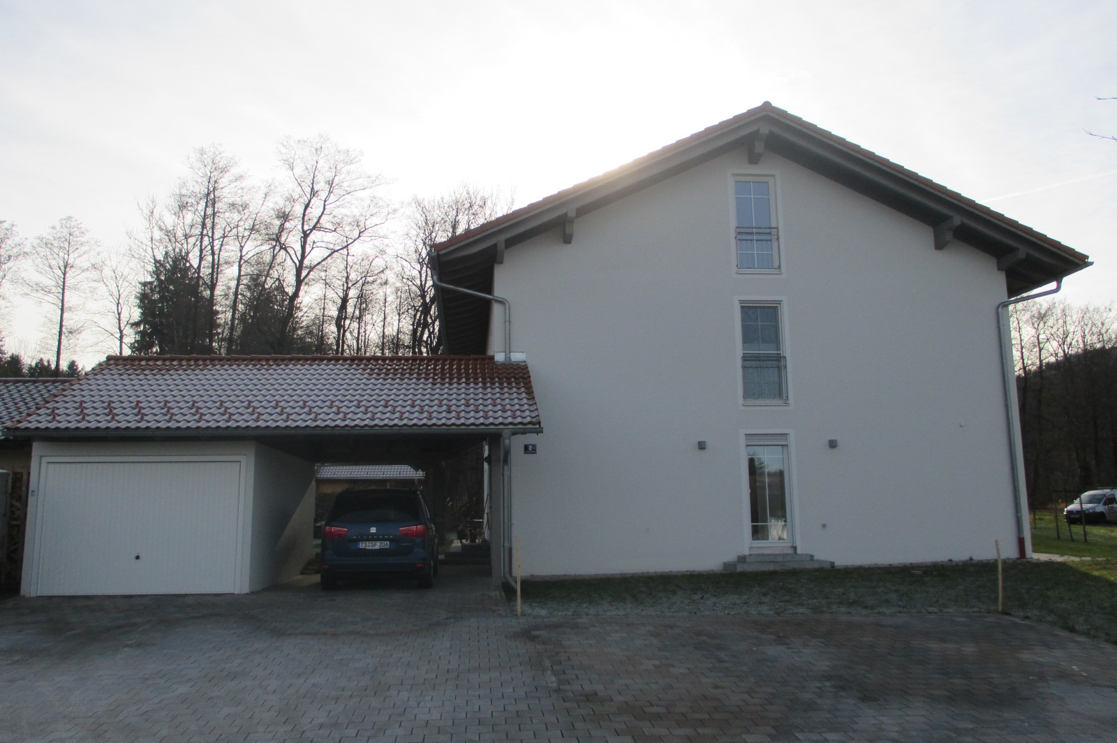 Zweifamilienhaus mit Garage und Carport
