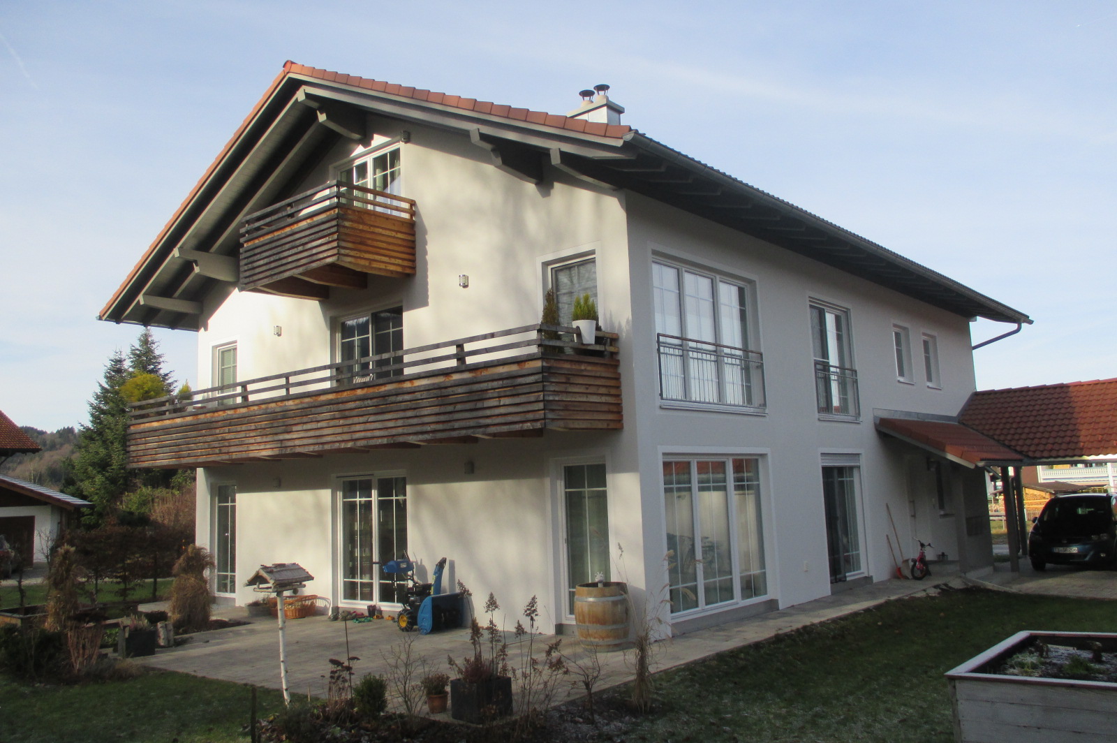 Zweifamilienhaus mit Holzbalkon und franz. Balkongeländern