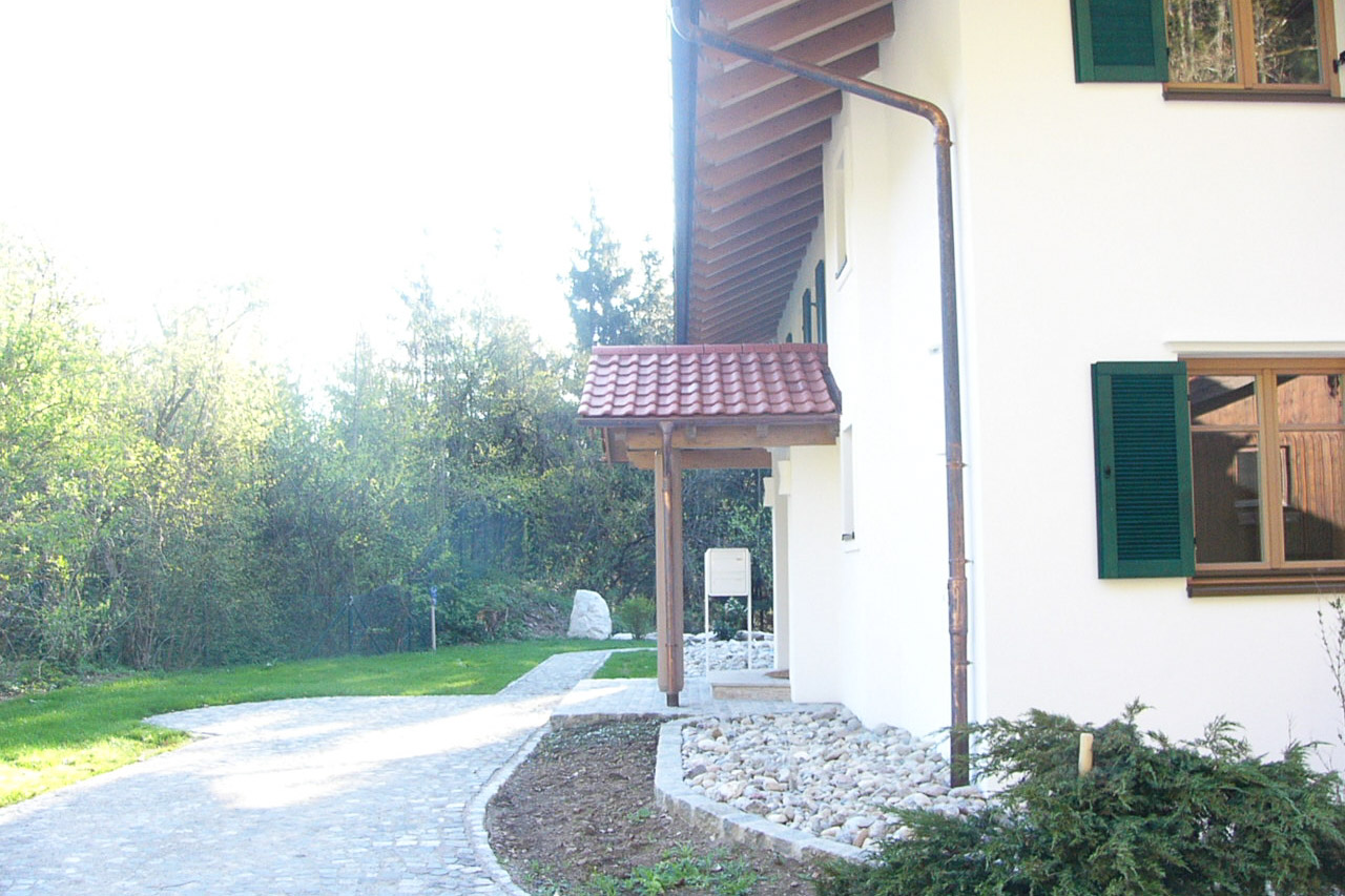 Zweifamilienhaus - überdachter Eingang