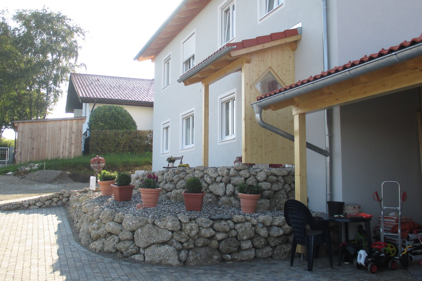 Hangbefestigung mit Naturstein - Zweifamilienhaus