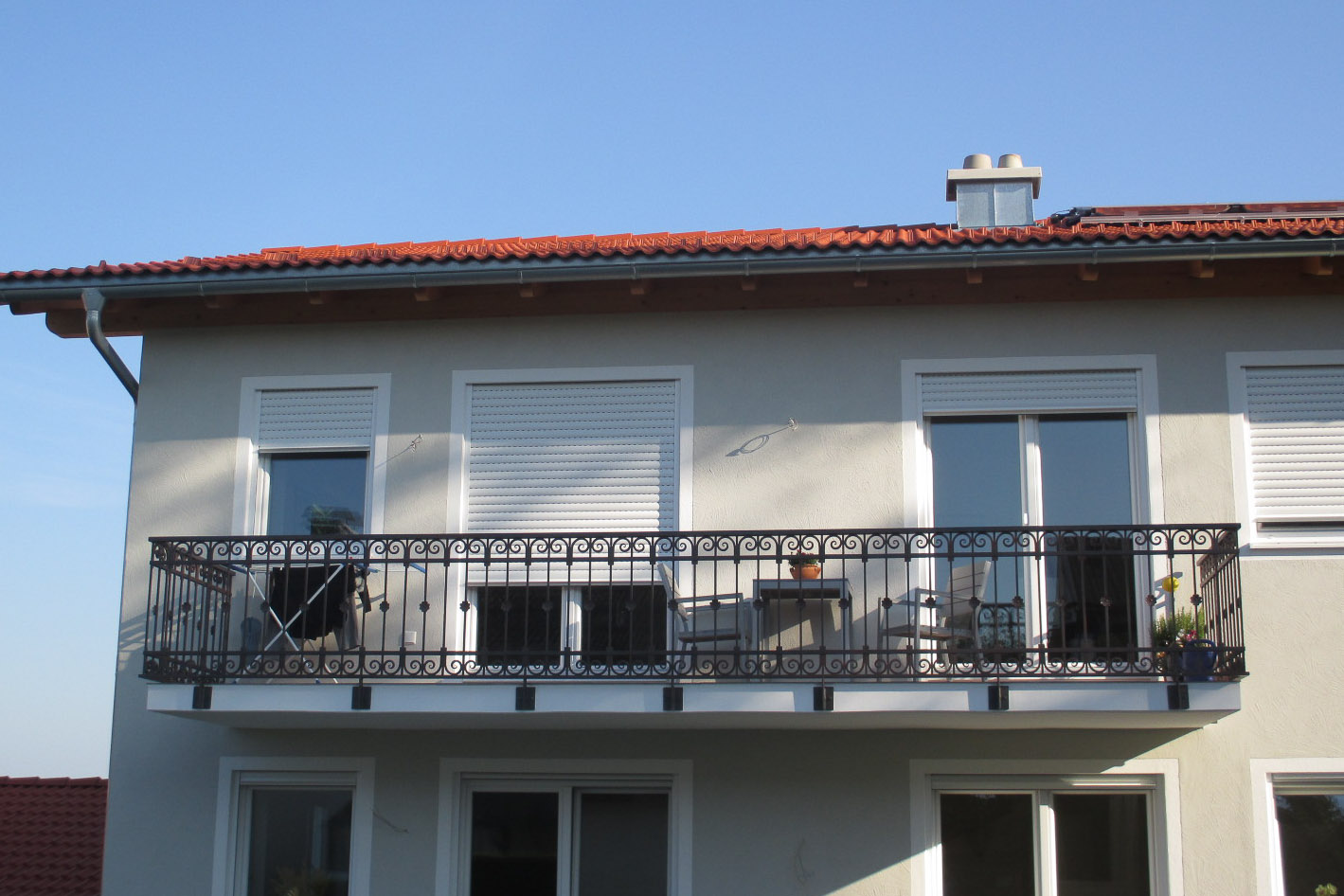 Schnörkelbalkon - Zweifamilienhaus
