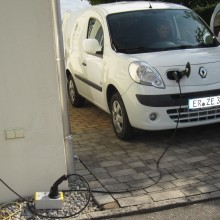 Elektroauto Renault Kangoo Rapid ZE beim Laden